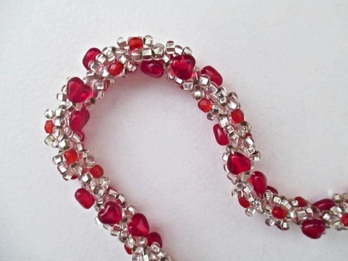BRACELET CORDE offres SPIRALE COEURS ROUGES ET PERLES DE ROCAILLE TRANSPARENTES/ORÉES ~ UNE BEAUTÉ !