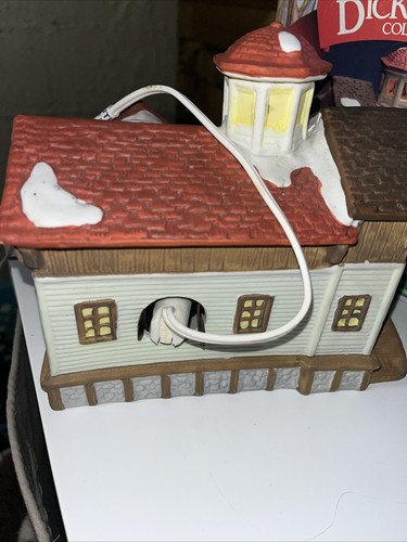 Dickensville Collectibles Noma Porcelain Lighted House Weston Train Station 1995 - 第 8/17 張圖片