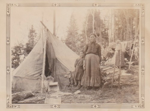 1936 Press Photo Cree Indian Squaw at her tepee home at Moose River, Canada - Picture 1 of 2