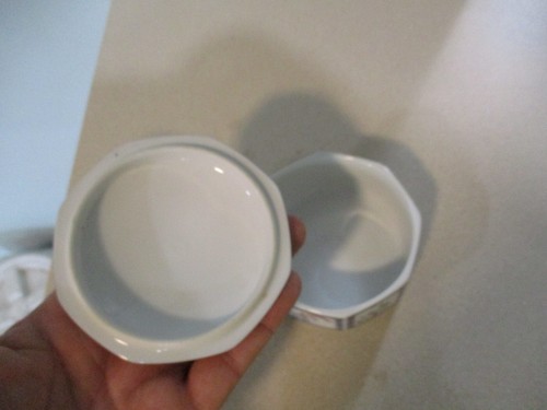 Octagon lidded oriental hand painted porcelain trinket box signed on bottom - Picture 9 of 9