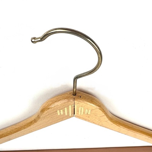 Vintage Hilton Hotels MCM Hollywood Regency Holz Kleiderbügel Top Zustand - Bild 7 von 7