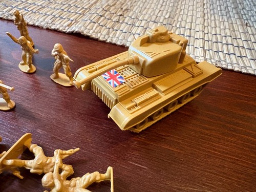 Miniature Small Plastic Toy Soldiers Bundle. Approx 100 With Tank & Jeep - Picture 2 of 6