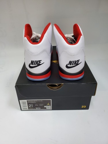 Jordan 5 Retro OG para niños pequeños blanco/rojo fuego-negro (HQ7979 101) niños talla 2,5 años - Imagen 4 de 8