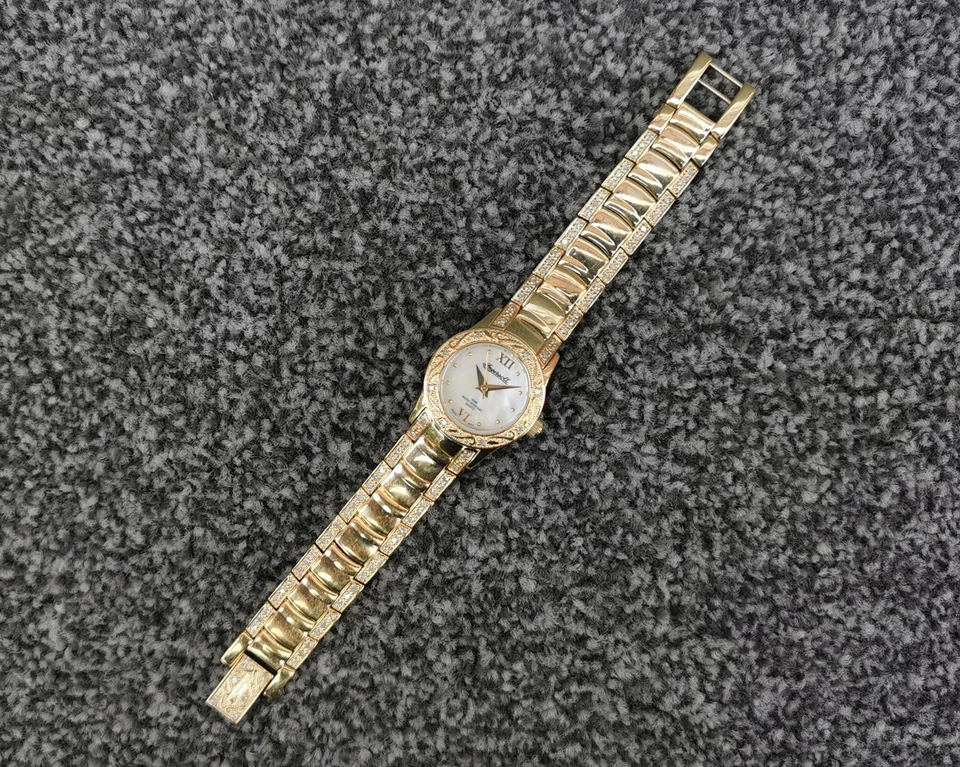 Relógio Ingersoll, mostrador de pérola, conjunto de moldura, pulseira e fecho de diamante banhado a ouro 18k - Imagem 2 de 4