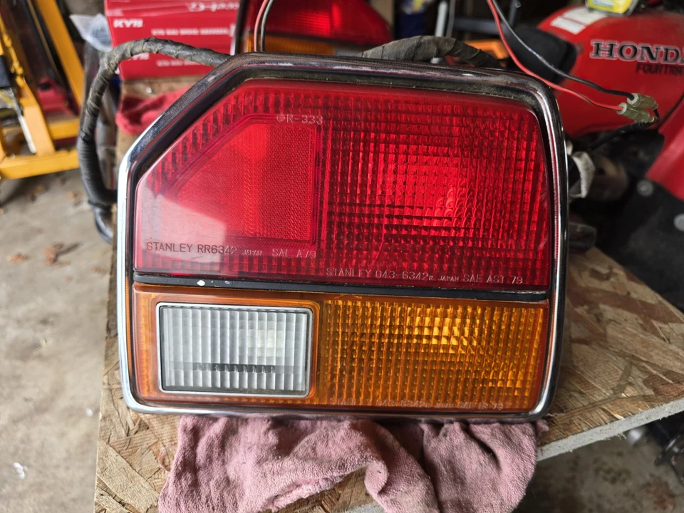 Luces traseras, arnés y marcadores laterales Honda Prelude 1982 Foto 2 de 4