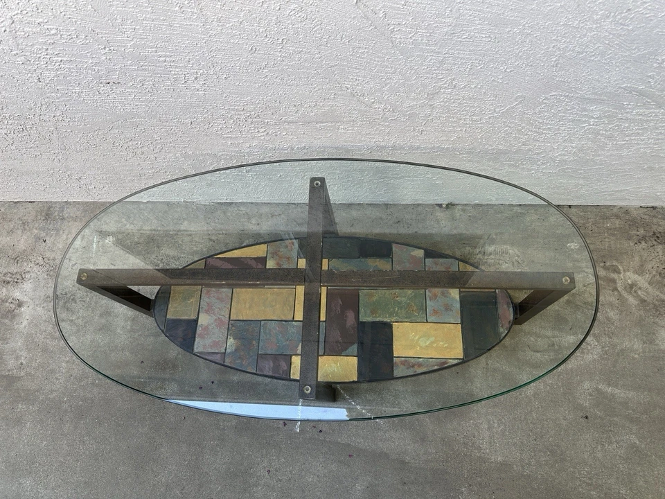 Mesa de centro vintage de azulejos ovalados de mediados de siglo: hecha a mano Foto 2 de 4