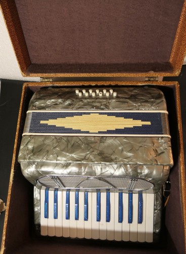 VINTAGE POLLINA ? PIANO  GREY 26/12  PIANO ACCORDION MADE IN ITALY W/ CASE - Picture 2 of 15