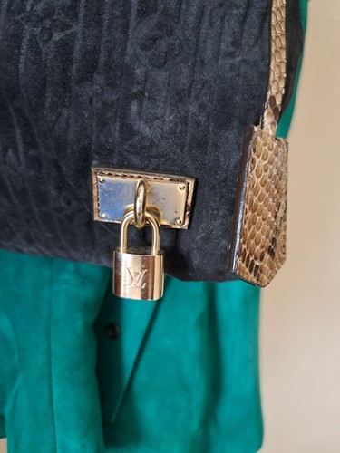 LOUIS VUITTON " Whisper " - Sac en daim noir et cuir exotique marron beige - Imagen 10 de 12