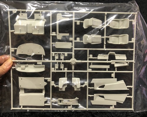 BMW 850i 1/24 MODEL KIT REVELL / TAMIYA - Picture 4 of 12