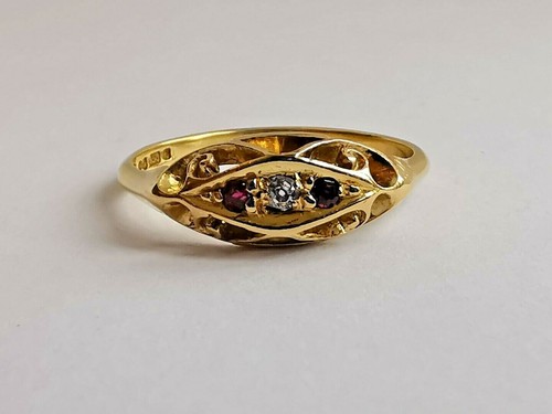 18ct 750 yellow GOLD RUBY & DIAMOND THREE-STONE RING boat setting scrollwork - Picture 3 of 12