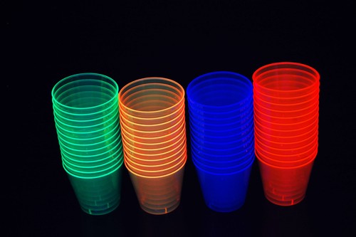 1 Unze 50 Stück Neon Mehrfarbig UV Schwarzlicht Reaktiv Kunststoff Schnapsgläser - Bild 5 von 7