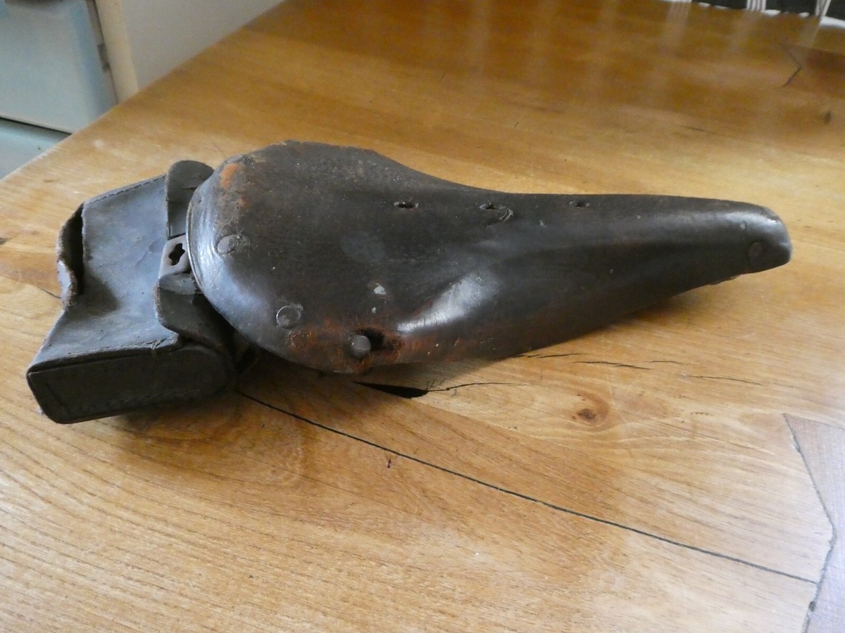Selle De Vélo Vintage Wright's En Cuir Des Années 30 - Avec Sacoche à Outils Intégrée - Occasion à Restaurer Ou Pour Décoration