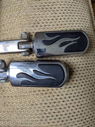 Par de estriberas cromadas genuinas para pasajeros Harley Flames OEM - Imagen 5 de 11