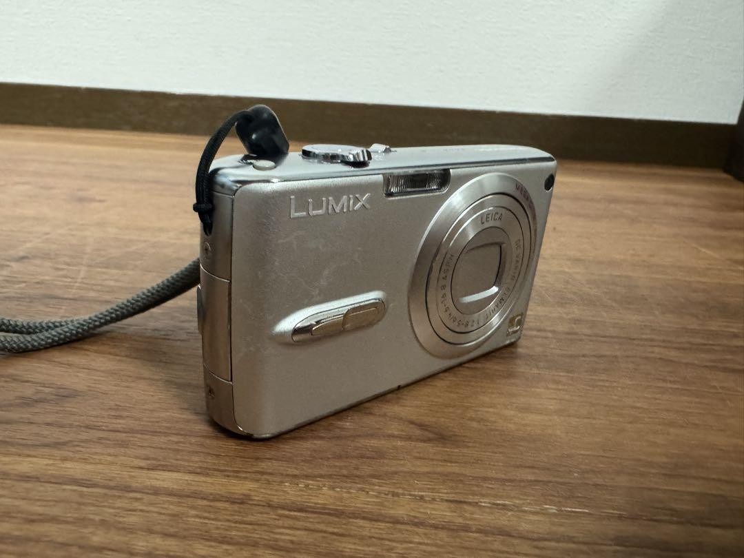 Panasonic DMC-FX07 シルバー Panasonic LUMIX DMC-FX07 - Photo Thinking Camera Review