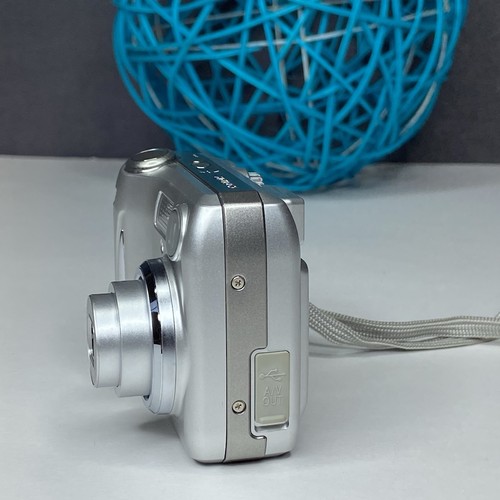 Nikon COOLPIX 3200 3.2MP Digital Camera - Silver With Case Logic Compact Case - Picture 4 of 15