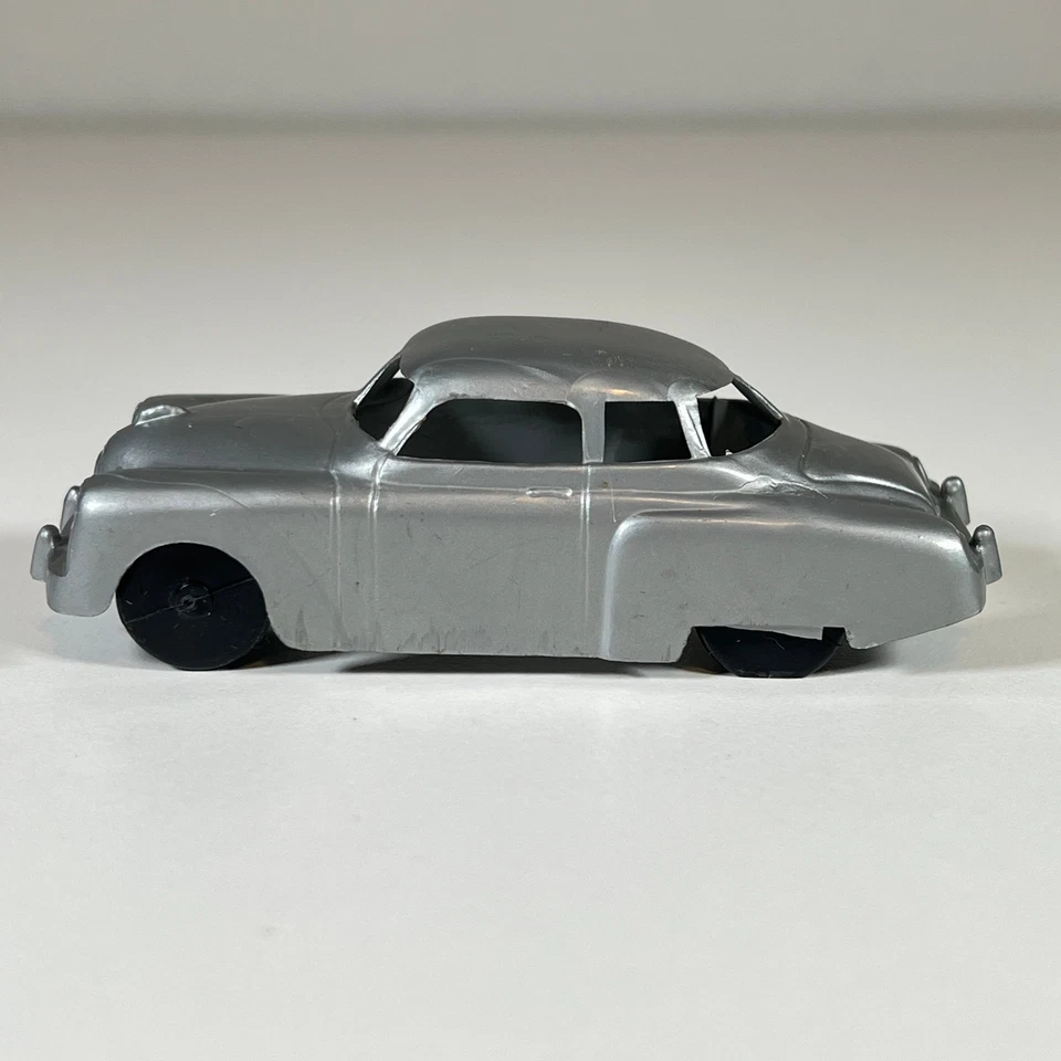 Винтажный игрушечный автомобиль Studebaker седан 1950-е безымянные производители пластик серебро 3,5 дюйма Dimestore - Изображение 2 из 4