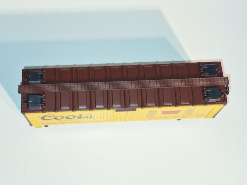 Athearn 40' Reefer, Coors Beer. Excellent cond. HO Scale. Metal Wheels. No Box - Picture 6 of 7