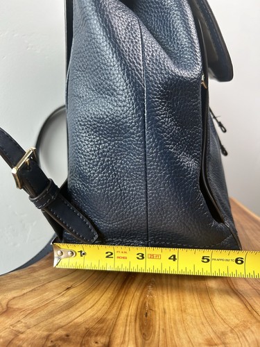 Cartera Mochila Michael Kors Azul Marino Cuero Guijarro - Herrajes Dorados Solapa con Cordón - Imagen 20 de 22