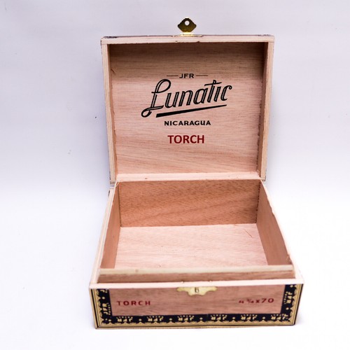 Caja de cigarros de madera Lunatic Torch Mad Folk 6" x 5,5" x 2,5" - Imagen 4 de 11