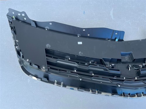 2013-2017 13 14 15 16 17 Chevrolet Traverse Grille OEM 20988633 - Picture 7 of 12
