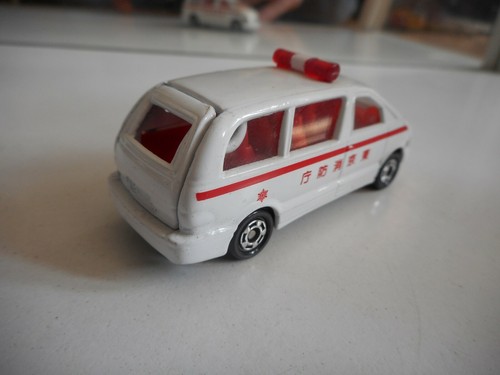 Tomica Toyota Estima Ambulance in White (Made in China) - Picture 2 of 2