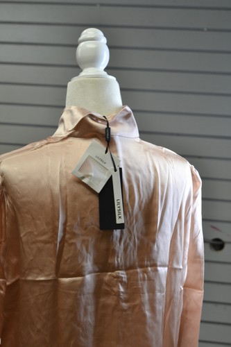 Blusa LilySilk Perla Botón Cuello Mandarín Elástico Seda Rosa Suave Talla Mediana - Imagen 4 de 4