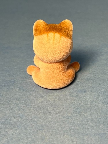 Sylvanian Families Calico Critters Gatito a Rayas Arenosas Sentado - Jugado con - Imagen 2 de 2