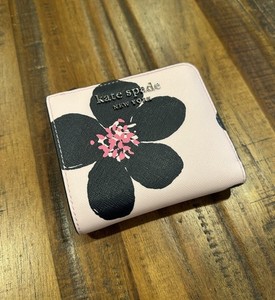 折りたたみ財布 Kate Spade Spade Flower Floral Medium Bifold Wallet KK912 Kate Spade Boxed Spade Flower Medium Bifold Wallet | eBay