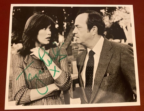 TANYA ROBERTS Signed Autographed CHARLIE'S ANGELS JULIE ROGERS Photo 8x10 - Picture 3 of 5
