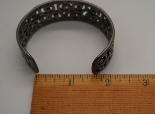 Vintage silver tone thick metal curly queue pattern scroll work cuff bracelet - Picture 6 of 7