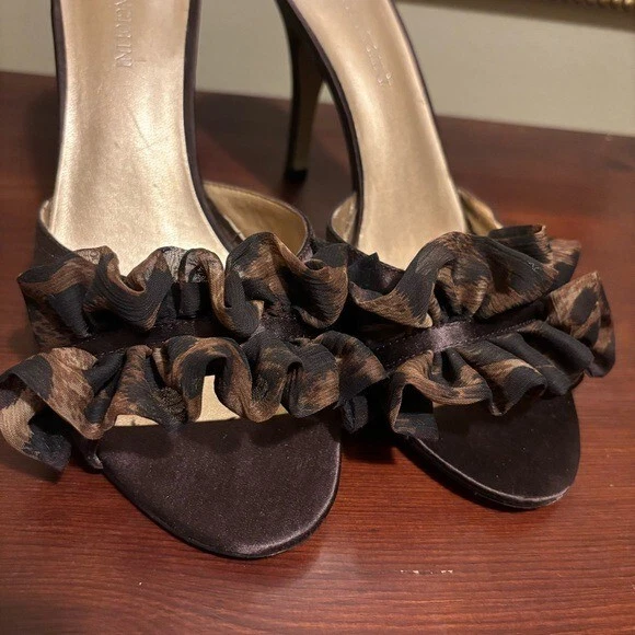 Enzo Angiolini Aedeka marrom cetim estampa animal chiffon babado biqueira aberta salto 8 - Imagem 3 de 4