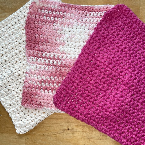 Hermosas frambuesas y colores crema hechos a mano de algodón ganchillo - Imagen 1 de 5