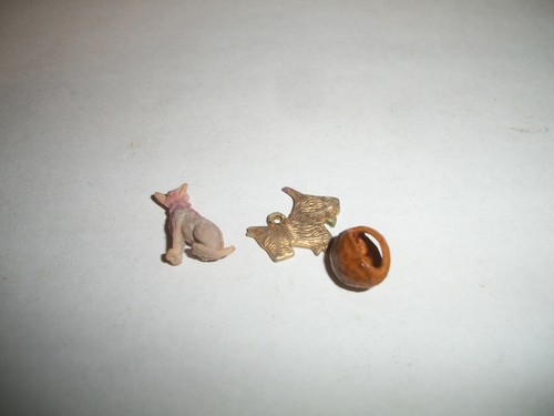 Estatuilla de perro pequeño vintage hecha en Japón con colgante y cesta de perro Scotty tono dorado - Imagen 5 de 5