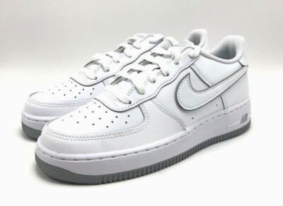 Nike FN5948-100 スニーカー ホワイト/グレー Amazon.com | Nike Air Force 1 Big Kids' Shoes (FV5948-005, Wolf