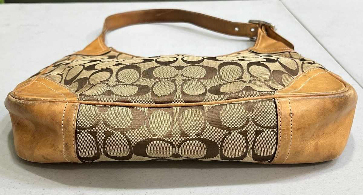 coach バッグe05q-8k10 COACH E05Q 8K10 Coach Hobo Signature Purse | Depop