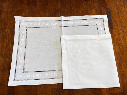 White Linen Cut Out Embroidered Daisy Pattern Placemats And Napkin Set for 5 - Picture 2 of 14