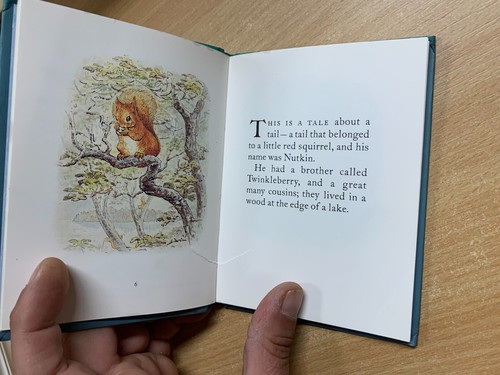 2002 BEATRIX POTTER "THE TALE OF SQUIRREL NUTKIN" SMALL HARDBACK BOOK (LL) - Imagen 4 de 8