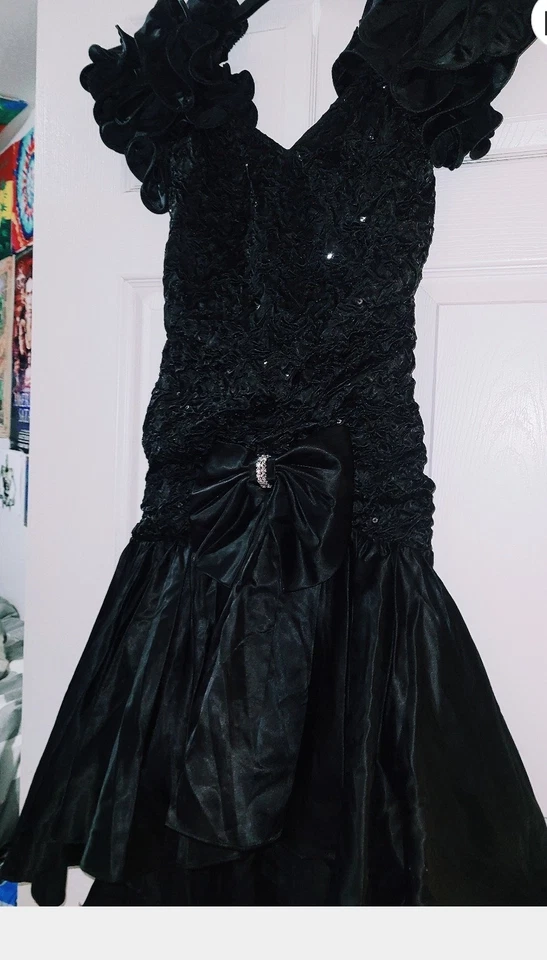 Vestido de graduación negro satinado talla 3/4 forrado en tul. Ligeramente más alto en la parte delantera Foto 4 de 4