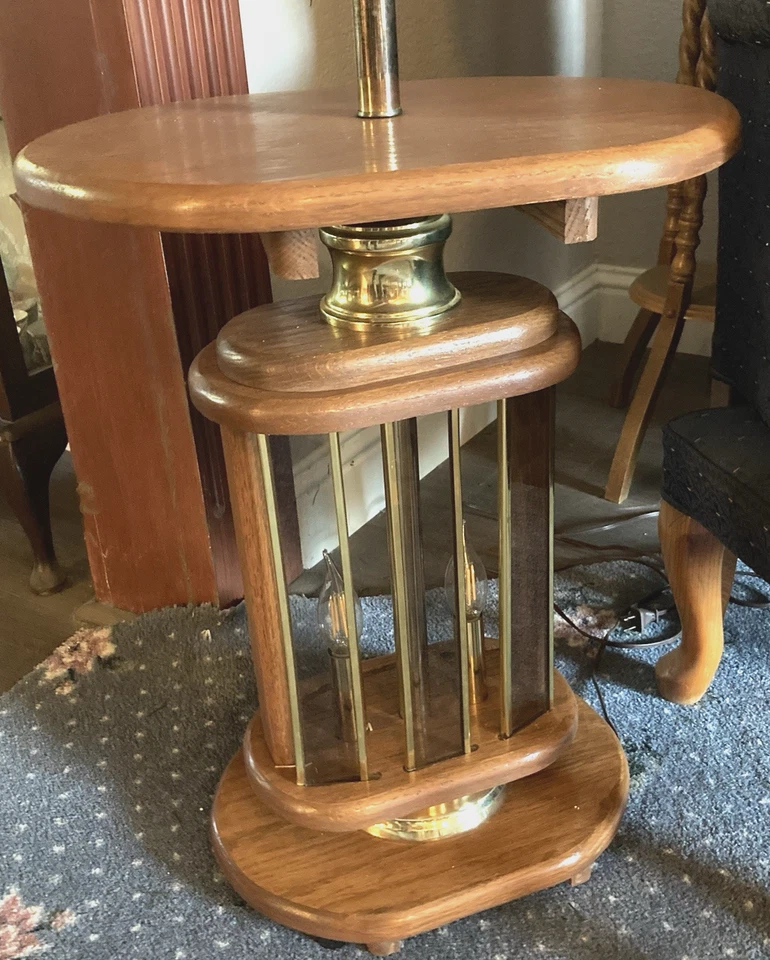 Mesa auxiliar de madera maciza 23" H, con lámpara 50" H, luces de 4 vías, **Pantalla de lámpara NO incluida** Foto 4 de 4