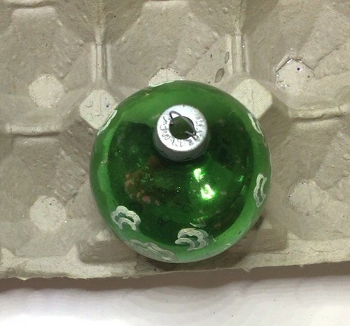 Adorno de bola de vidrio con flores estampadas verde blanco hecho en EE. UU. De colección - Imagen 5 de 13