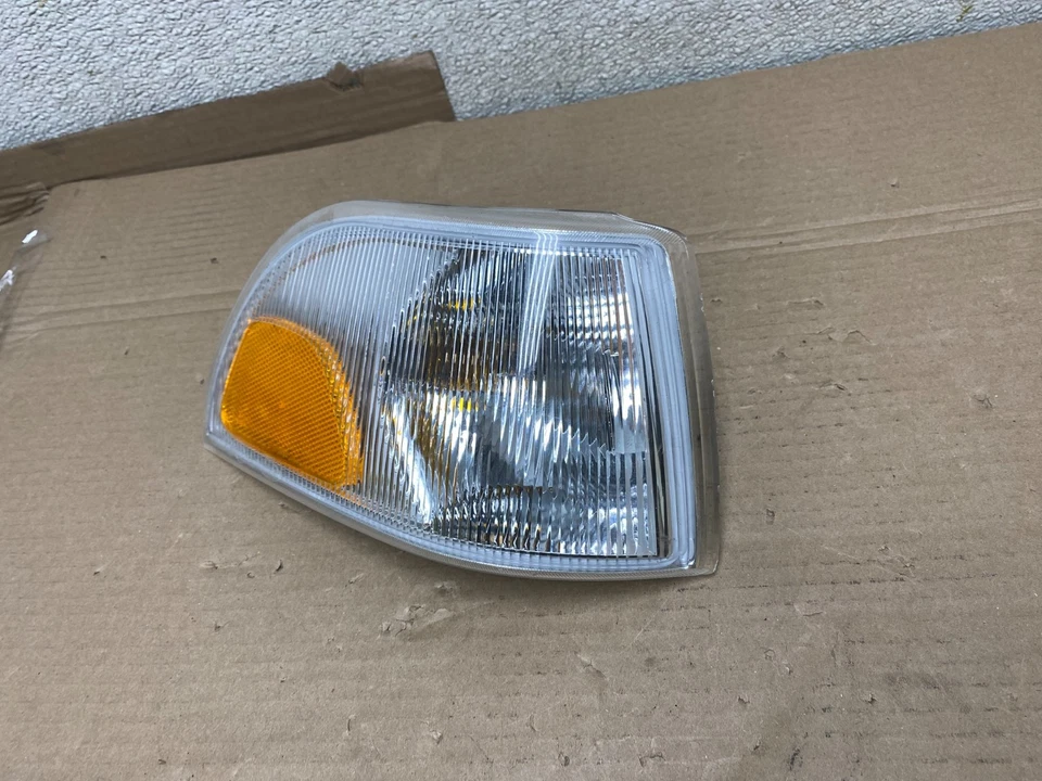 1998 to 2001 Volvo C70 Right Passenger Side Turn Signal OEM U0761 DW - Image 2 of 4