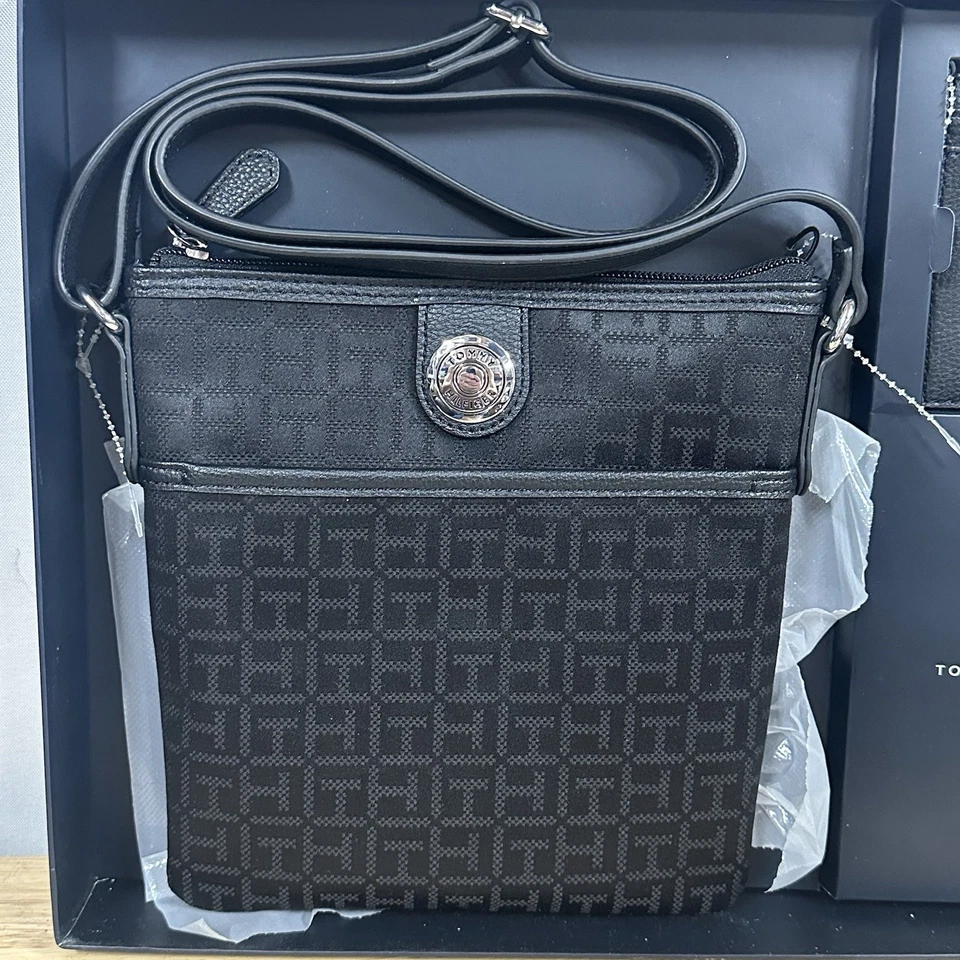 TOMMY HILFIGER BANDOLERA NEGRA Y TARJETERO CONJUNTO DE REGALO EN CAJA PRECIO DE VENTA SUGERIDO POR EL FABRICANTE 88,00 $ Foto 2 de 4