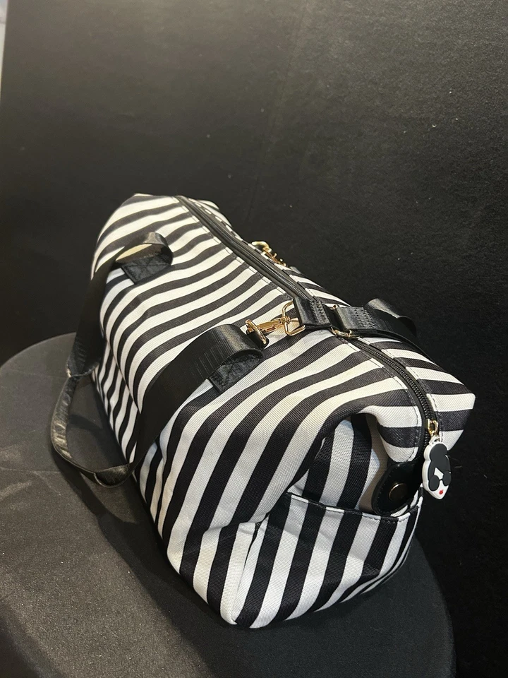 Bolso de Mano Alice + Olivia Rayas Negro Blanco con Bolsillos Laterales 17 Pulgadas Foto 2 de 4