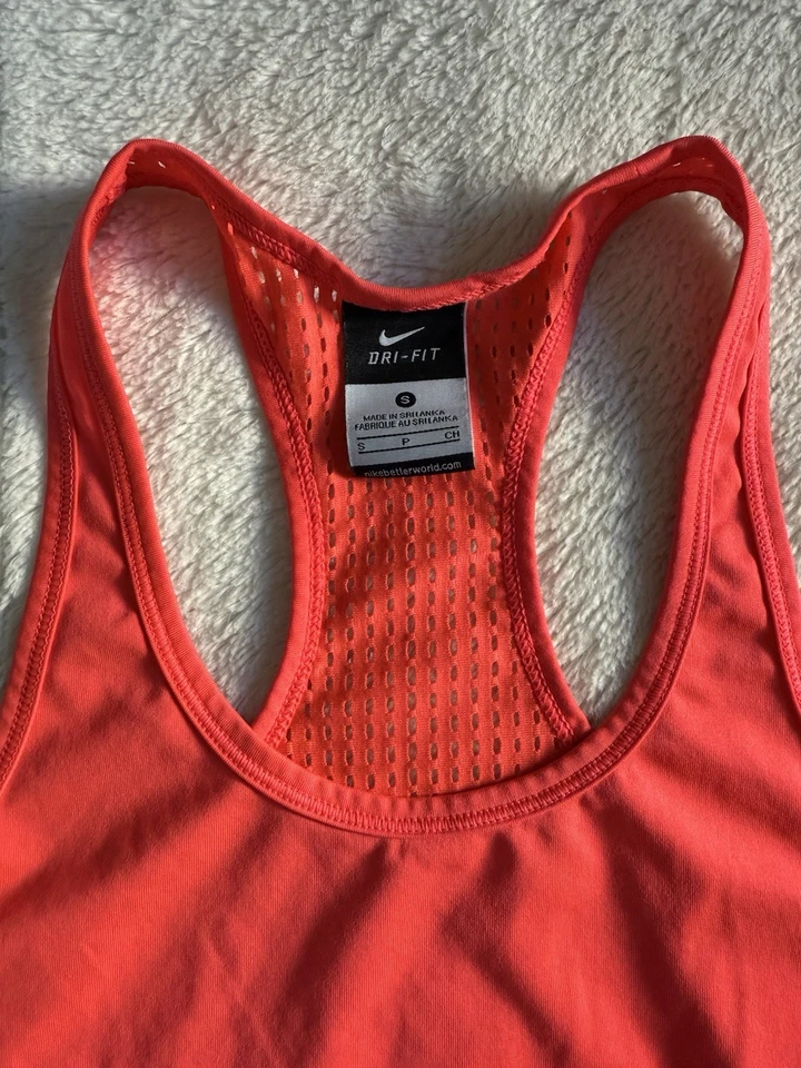 Regata Nike Drifit Feminina Hypercool Racerback Atlética Coral Tamanho Pequeno - Imagem 2 de 4
