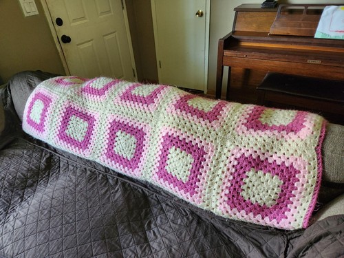 Coperta Nonna Uncinetto Rosa Bianco Quadrati Colore Fatta a Mano 70 in x 58 in FastShip - Foto 6 di 9