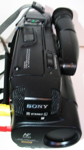 Sony Video Camera Recorder CCD-TR61 Video 8 Handycam w Manual, Strap and Cords - Picture 4 of 12