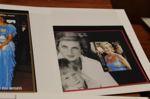 Collezione Principessa Diana 7 foglietti come nuovi abiti speciali set piatti francobolli - Foto 17 di 18