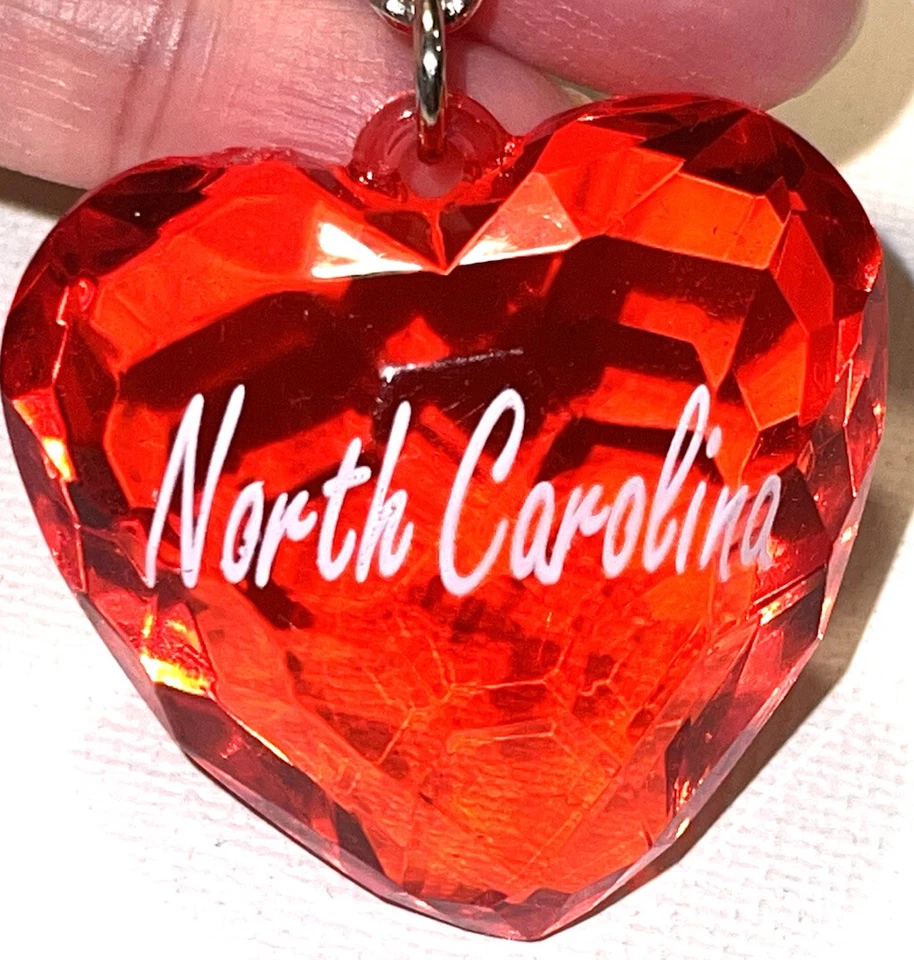 Red Translucent Acrylic Heart North Carolina Print Silver Tone Key Chain - Imagem 2 de 4