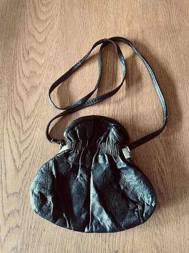 Beuteltasche . Schwarz. Leder . Vintage