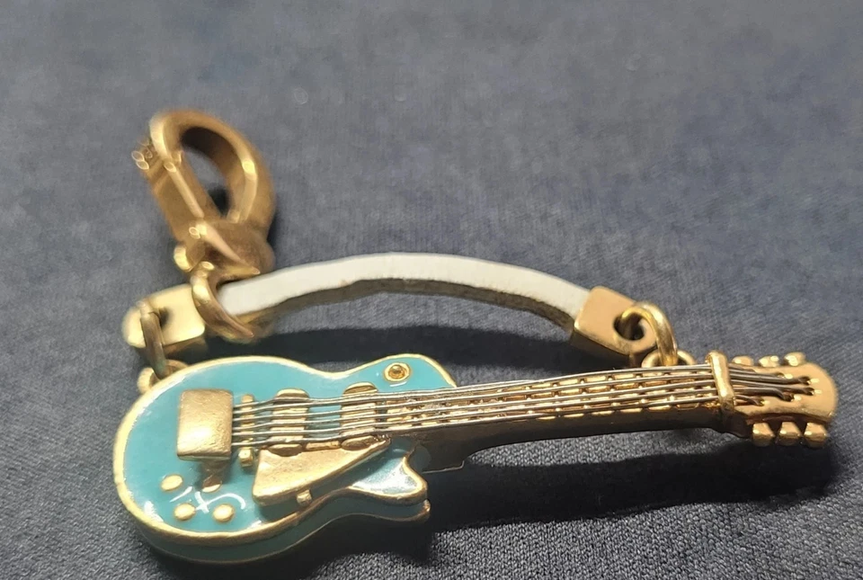 RARO Juicy Couture 2007 Azul Esmalte Guitarra Motivo Bolso Cartera Dije Foto 3 de 4